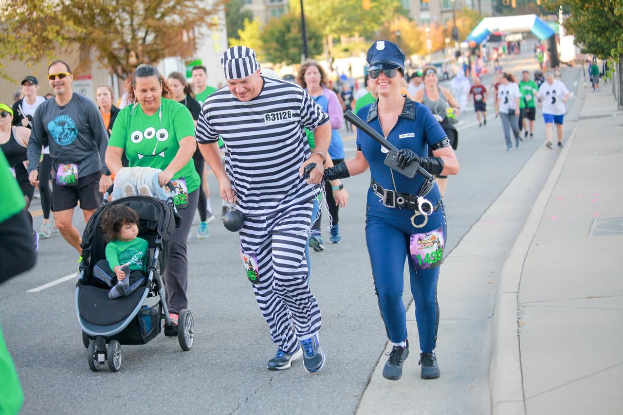 <b><a href="https://www.facebook.com/Running-Scared-5-Miler-and-Monster-Mile-904709349652349/   " target="_blank">Running Scared 5 Miler (30 de octubre)</a>: </b>Esta carrera divertida se realizará en Charlotte y también habrá concurso de disfraces, camisetas de actuación, petos personalizados, medallas y, después de los eventos de carrera, habrá camiones de comida, cerveza, área para niños con pintura facial y entretenimiento.