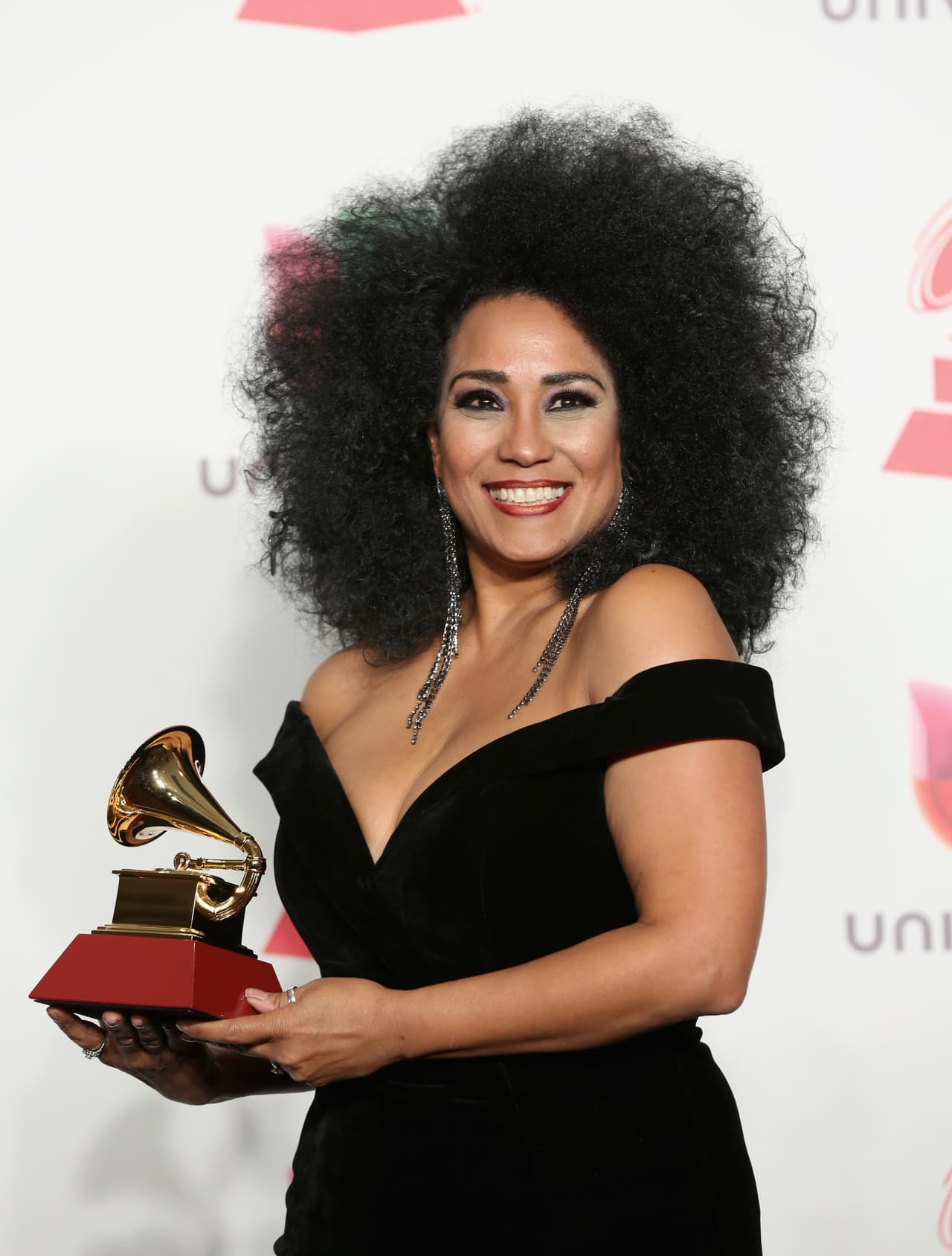 <b>AYMEE NUVIOLA </b>- Mejor Álbum de Fusión Tropical: ‘Como anillo al dedo’.