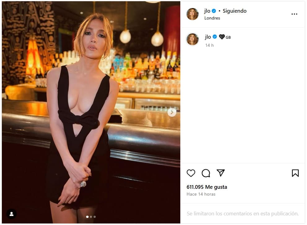 JLo se presumió usando un mini vestido negro.