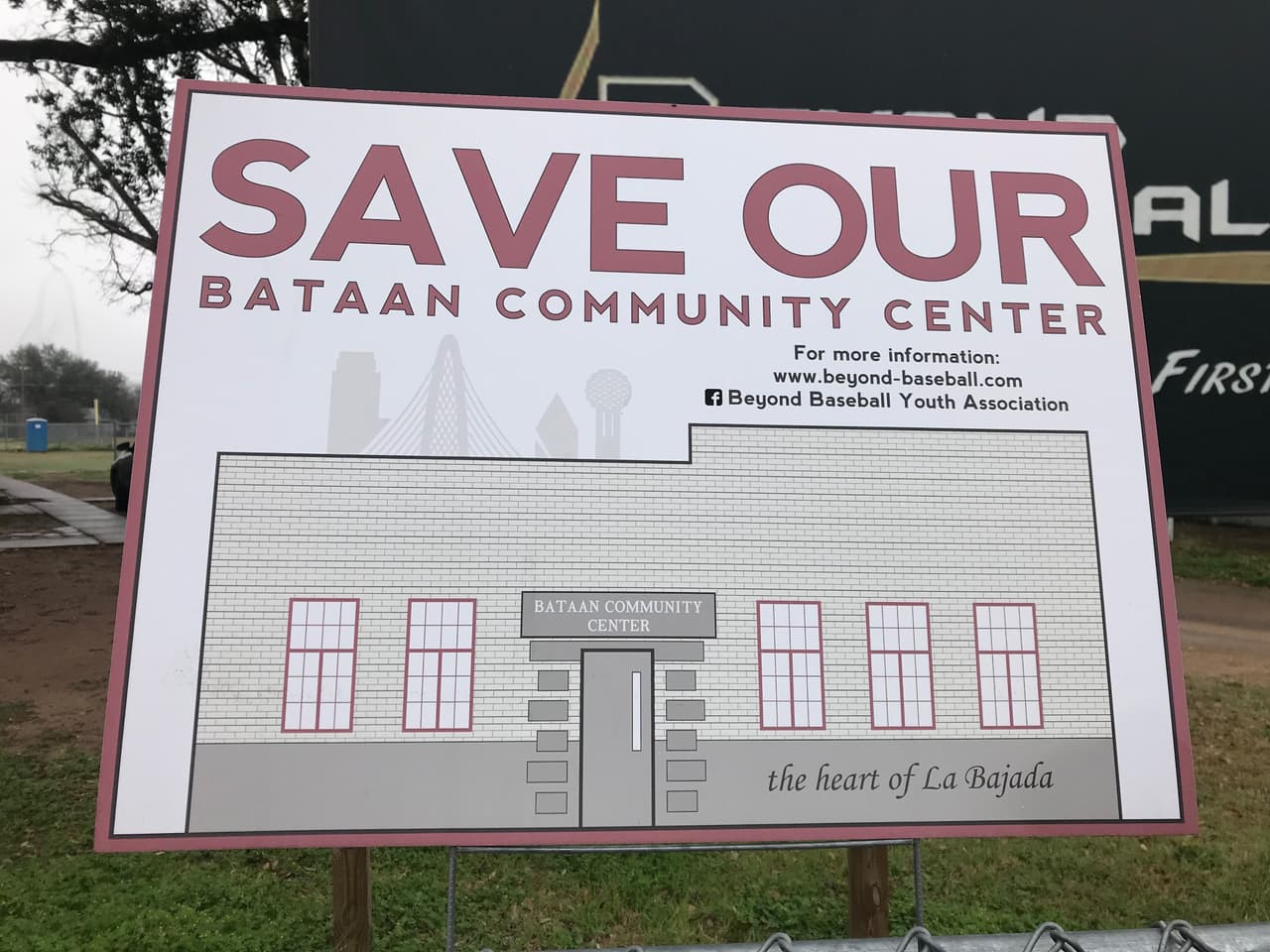 El Centro Comunitario Bataan esta ubicado en el corazón de La Bajada. El centro fue donado en 1930 a la comunidad del oeste de Dallas.