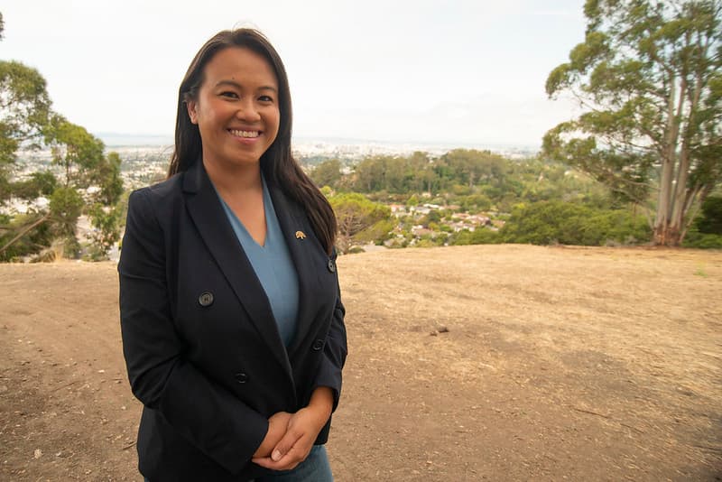 Alcaldesa de Oakland afirma que no renunciará tras operativo del FBI en su casa