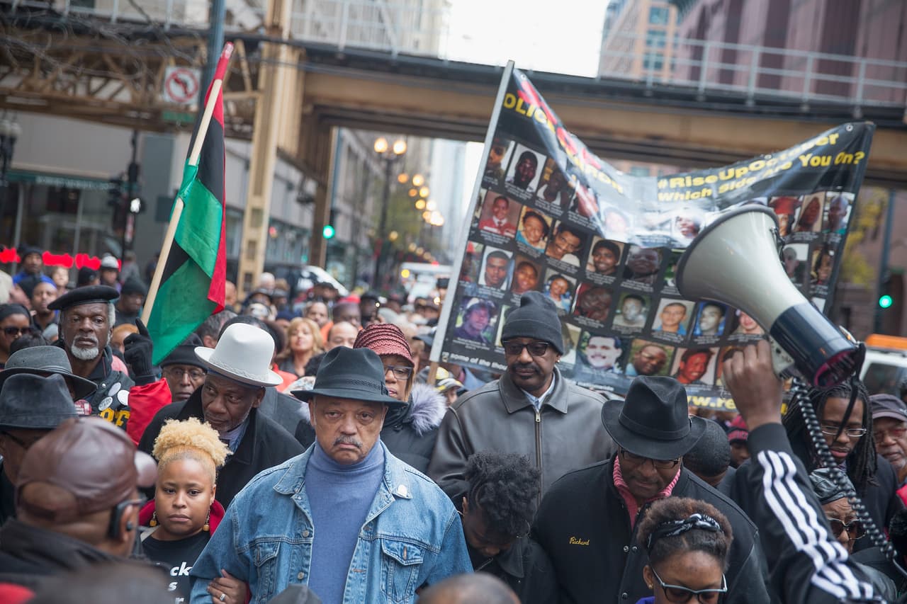 Con consignas como 16 recordaban los 16 tiros que recibió el adolescente afroamericano de 17 años de manos del policía Jason Van Dyke el 24 de octubre del 2014. Un caso que ha desatado la controversia por el manejo de la investigación de parte de la autoridades.