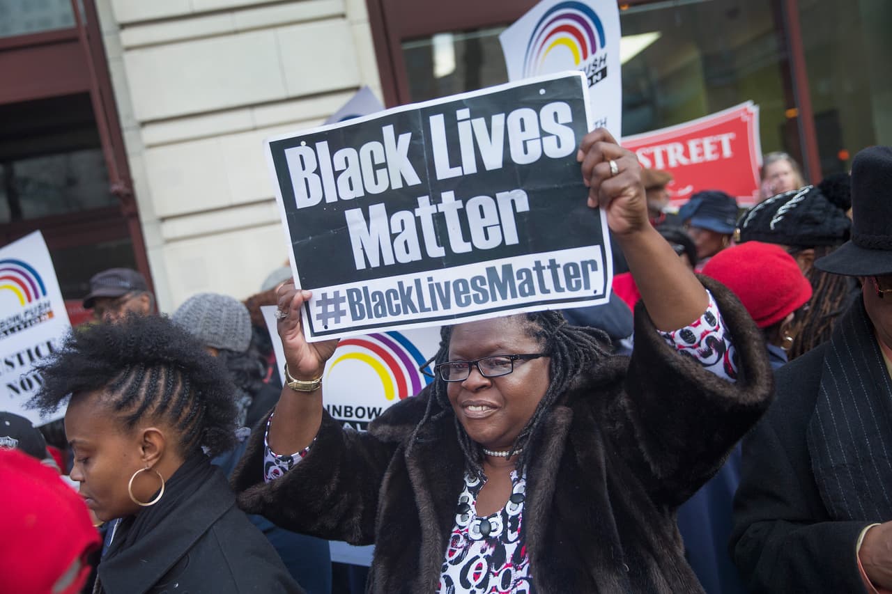 El viernes pasado se dieron a conocer varios documentos que muestran que los agentes de policía informaron inicialmente una versión muy diferente a lo que quedó plasmado en video.