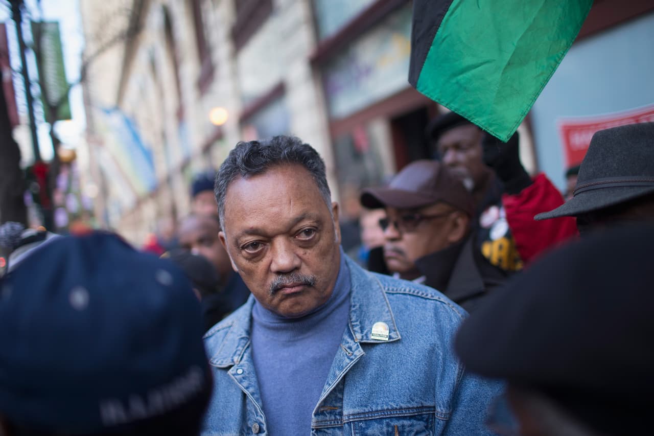 Este domingo 6 de diciembre, cientos de personas, entre ellos el reverendo Jesse Jackson marcharon por la avenida State y después realizaron un rally en el Thompson Center.