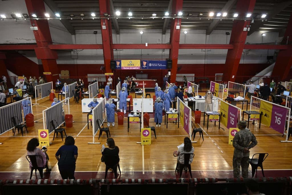 En Argentina, también hubo un caso similar. El presidente Alberto Fernández pidió y luego aceptó la renuncia del ministro de salud Ginés González García, debido a las ‘vacunas VIP’.