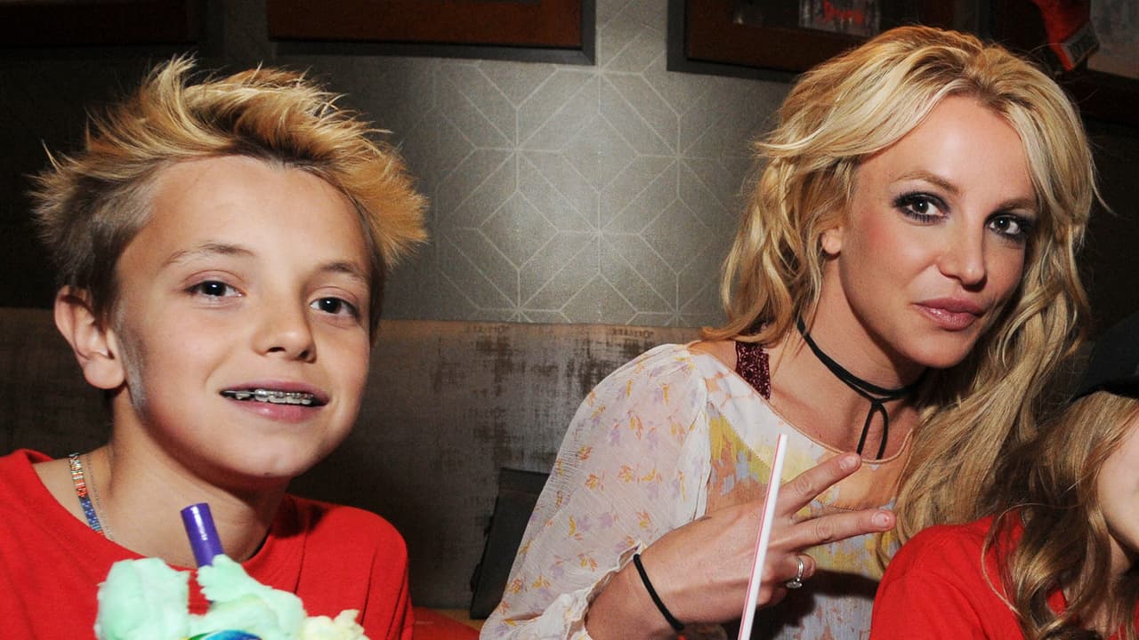 También perdió la 
<b><a href="https://www.univision.com/entretenimiento/mira-como-han-crecido-los-hijos-de-britney-spears-fotos#7def9b100000" target="_blank">custodia de sus hijos</a></b> Sean, hoy de 15 años, y Jayden, de 14, y fue internada en un hospital psiquiátrico. Se desconoce si el diagnóstico que la llevó a tal colapso fue la "demencia" argumentada por su padre.
<br>