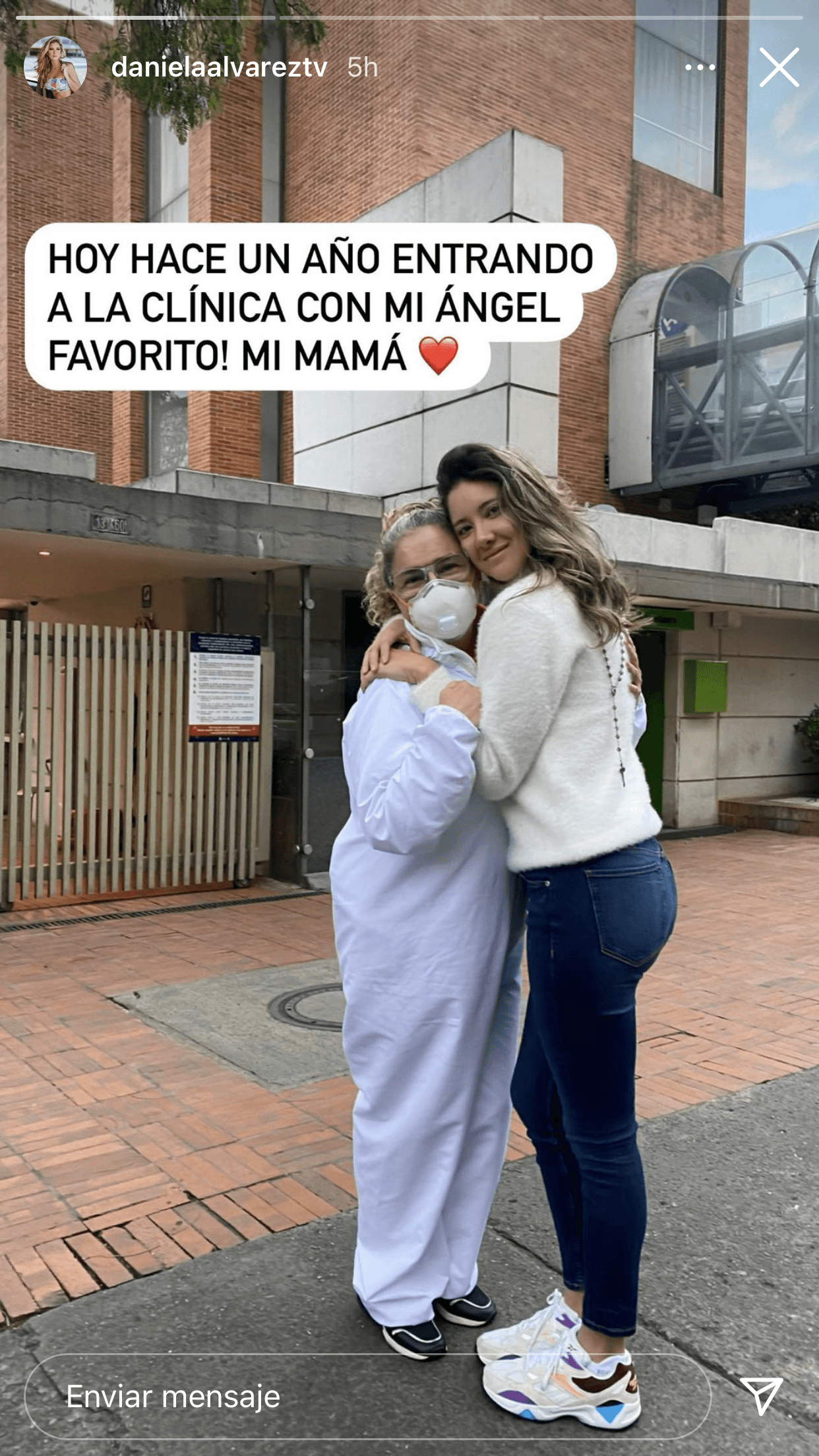 Al parecer ya hay luz en esta historia y lo que ocurre entre la presentadora y el actor. El pasado sábado 15 de mayo, al traer a su memoria
<b><a href="https://www.univision.com/famosos/daniella-alvarez-logra-montar-a-caballo-7-meses-despues-de-la-amputacion-de-su-pierna-video" target="_blank"> la fecha en que ocurrió la isquemia en su pierna</a></b>, agradeció a las personas que estuvieron con ella, entre ellas Lenard Vanderaa.