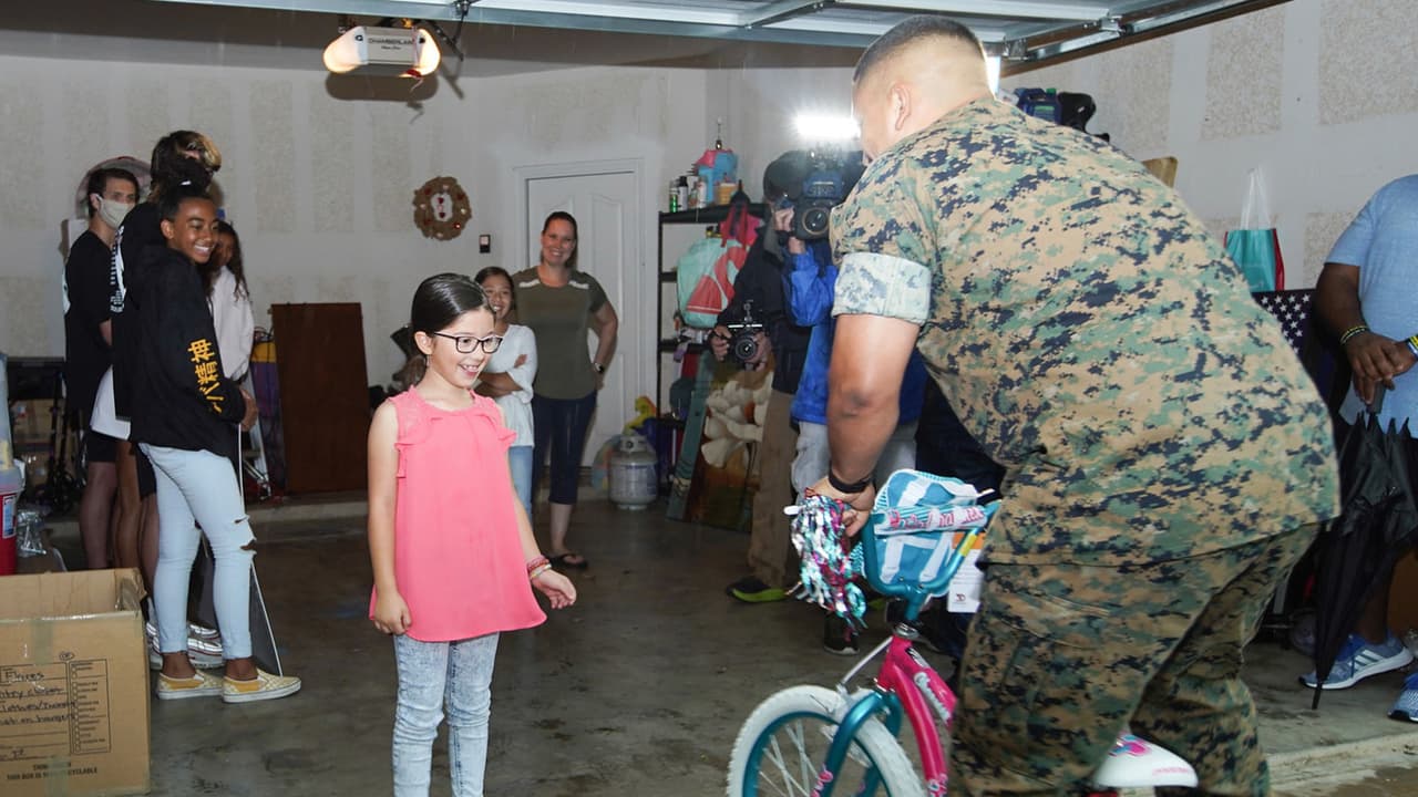 Hacen sueño realidad a niña hispana del norte de Texas con la visita de su padre militar y una bicicleta nueva