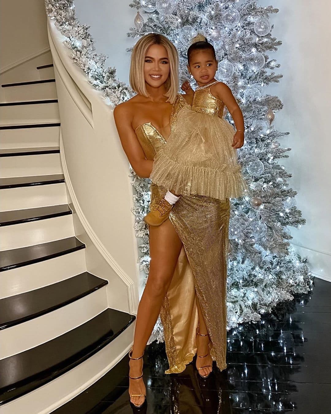 En otra serie de imágenes, se aprecia a Khloé y a su hija True, ambas con relucientes vestidos en color dorado.