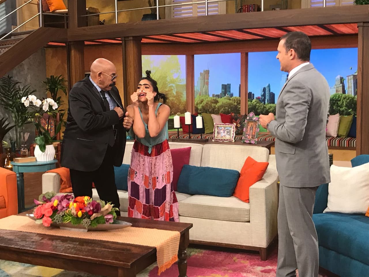 Mela descubrió que él era su papá. El bigote de él y la cejas de ella eran la prueba de lo que estaba diciendo.