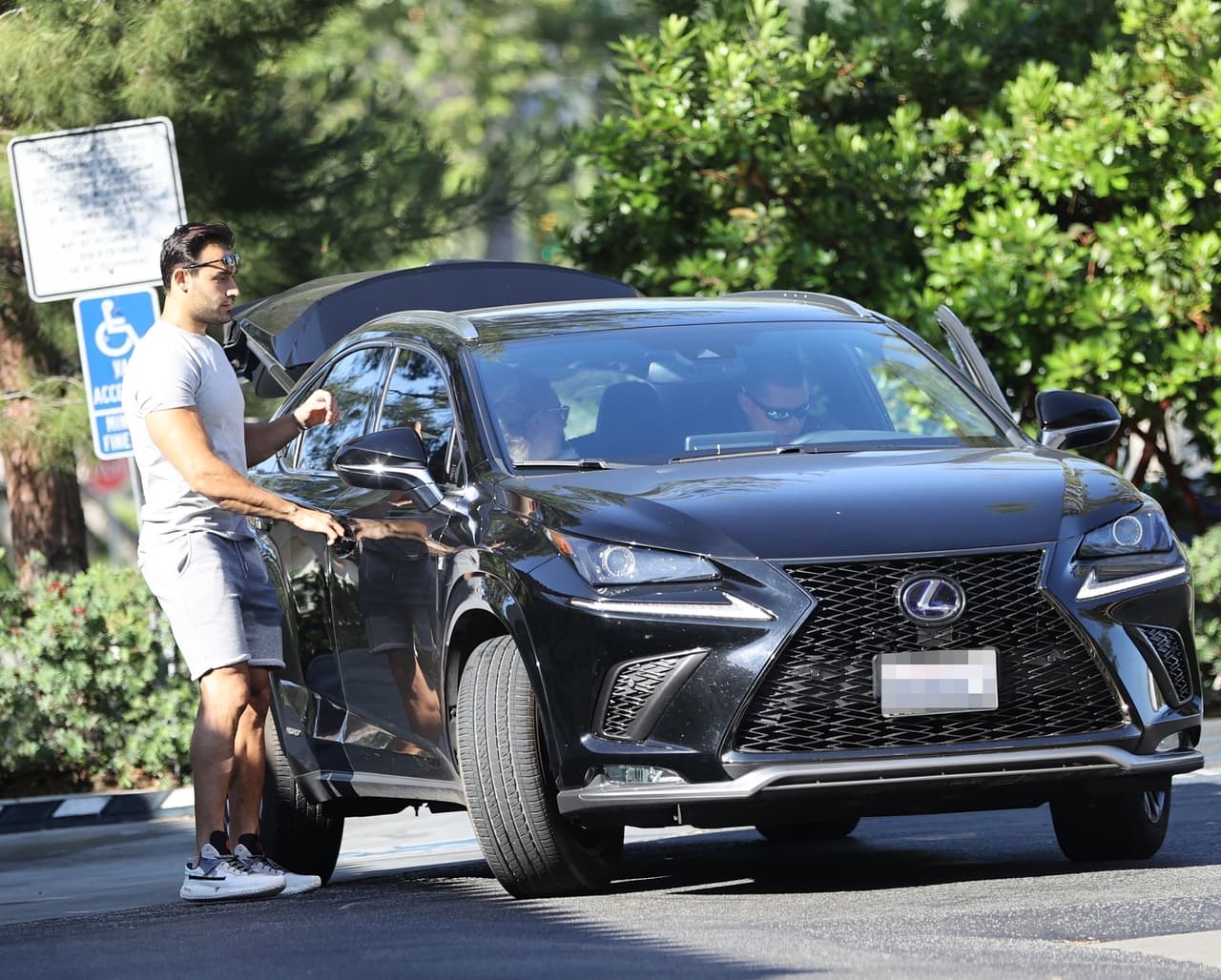 "Britney Spears está teniendo unas 
<a href="https://www.instagram.com/p/CQjdCb2A-Fz/" target="_blank">necesarias vacaciones en Hawái</a>", se lee en la publicación de TMZ que acompaña la fotografía.
<br>