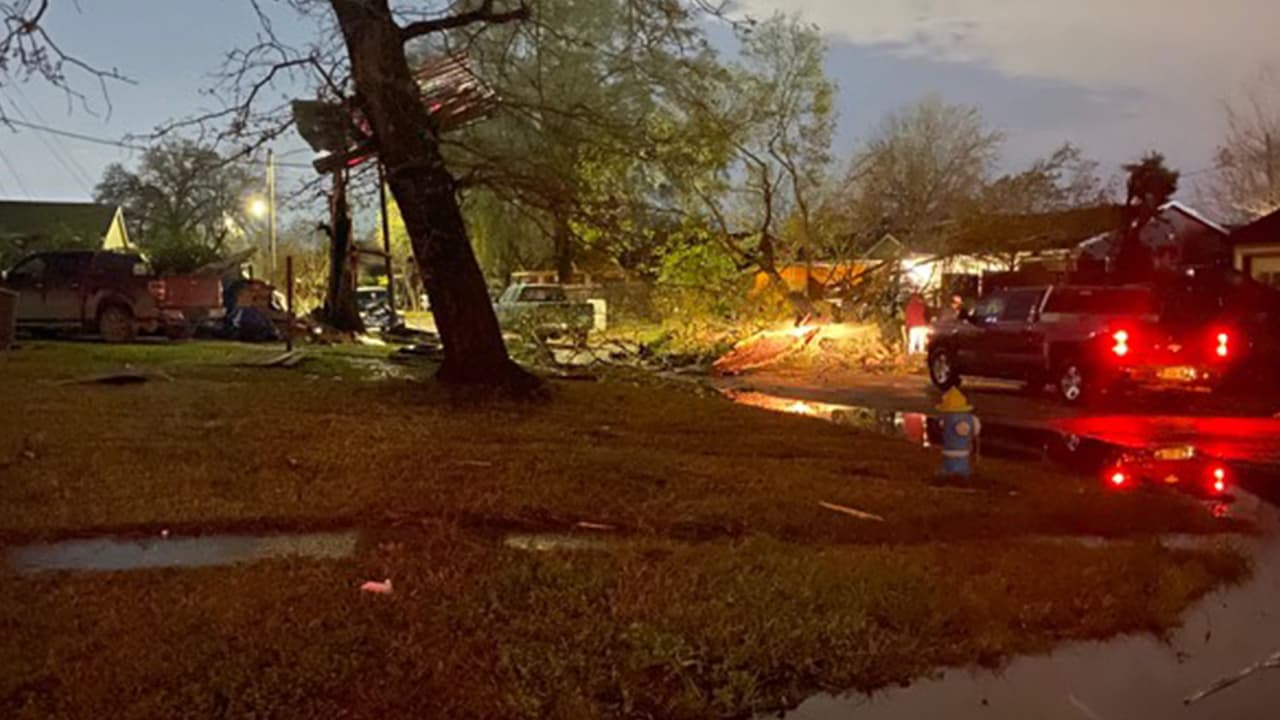 Durante la noche se emitieron avisos por tornados en los condados de Harris, Fort Bend, Montgomery, Waller, Brazoria y Galveston.