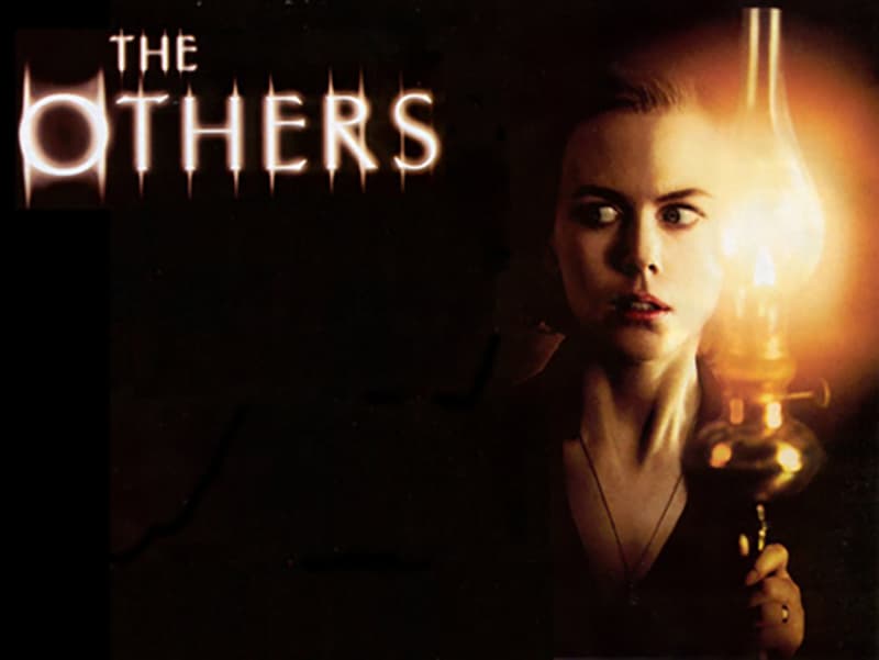 <h3>Para los que adoran la oscuridad:</h3>
<br>
<b>The Others</b> (2001)
<br>
<b>Director:</b> Alejandro Amenábar
<br>
<b>Actores: </b>
<a href="http://www.imdb.com/name/nm0000173?ref_=tt_ov_st_sm">Nicole Kidman</a>,
<a href="http://www.imdb.com/name/nm0001172?ref_=tt_ov_st_sm">Christopher Eccleston</a>,
<a href="http://www.imdb.com/name/nm0001217?ref_=tt_ov_st_sm">Fionnula Flanagan</a> |
<br>Esta es una de las películas en las que acabas saltando en el asiento por cada susto, y tiene muchos. Con una cuidada estética,
<i>The Others</i> homenajeó al género de terror a través de una historia de misterios familiares, casas encantadas y tradiciones oscuras. Aquí, nada es lo que parece. No decimos más porque si no es
<i>spoiler</i>.