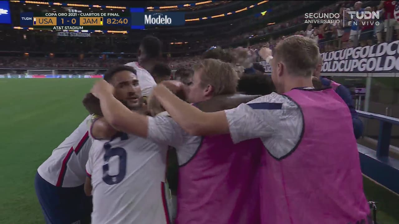 ¡Gol de Hoppe que sabe a semis! Aprovecha el error de Blake y hace el 1-0