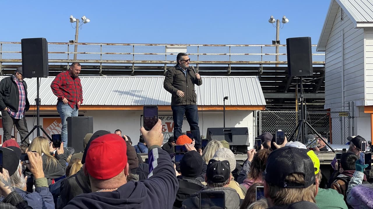 El senador Ted Cruz se une a la protesta del 'Convoy de la Gente' en el Capital Beltway