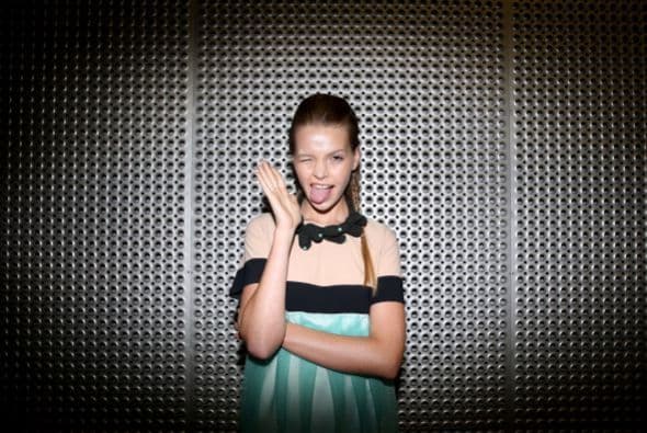 Una modelo posa en el backstage antes del show del Gail Sorronda del Mercedes- Benz Fashion Week.