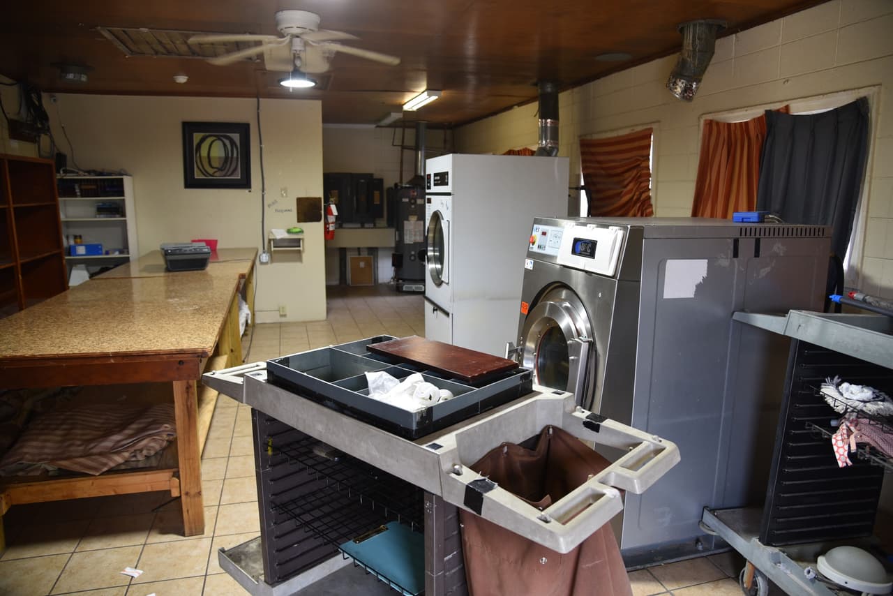 Desde 2019, los datos de la oficina del alguacil mostraron que algunos de los delitos más graves en los moteles son 20 homicidios, 39 delitos sexuales, 28 sobredosis y 11 casos de trata de personas.
<br>