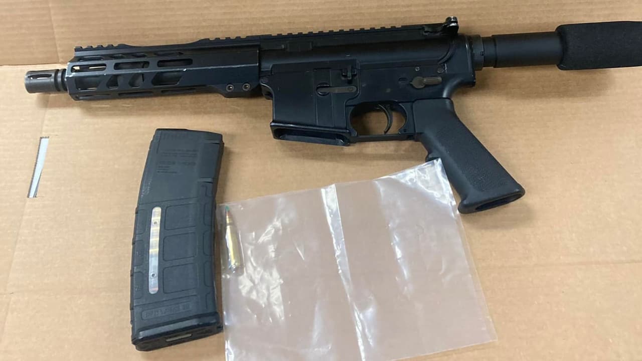 Sube al BART con un fusil AR-15 oculto en su pantalón: la policía lo arresta en la estación Fruitvale