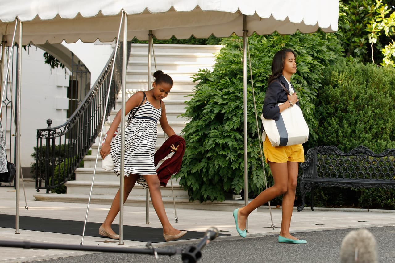 El segundo mandato de Barack Obama fue también el chance de que las niñas Obama mostraran más su carácter y tuvieran más presencia mediática. Malia, llegando a los 15 años, empezó a usar vestidos más cortos y frescos que los de su infancia, como lo muestra esta apuesta que hizo de shorts para el viaje presidencial a México en 2013.