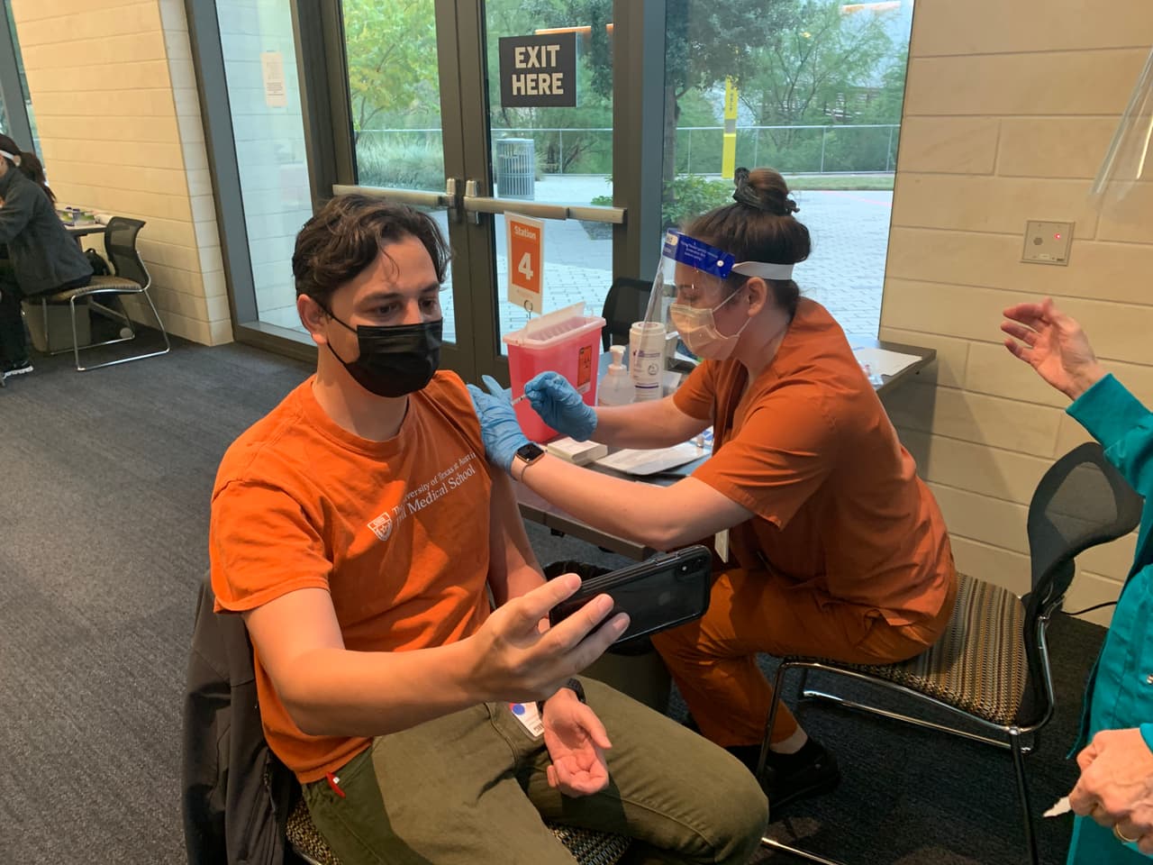 Los protocolos de UT para la distribución equitativa de vacunas se alinean con la guía de los Centros para el Control y la Prevención de Enfermedades, que da 
<a href="https://www.univision.com/local/austin-kakw/texas-proporcionara-vacunas-contra-el-coronavirus-a-los-centros-de-atencion">prioridad al personal de atención médica y otros grupos de alto riesgo.</a>