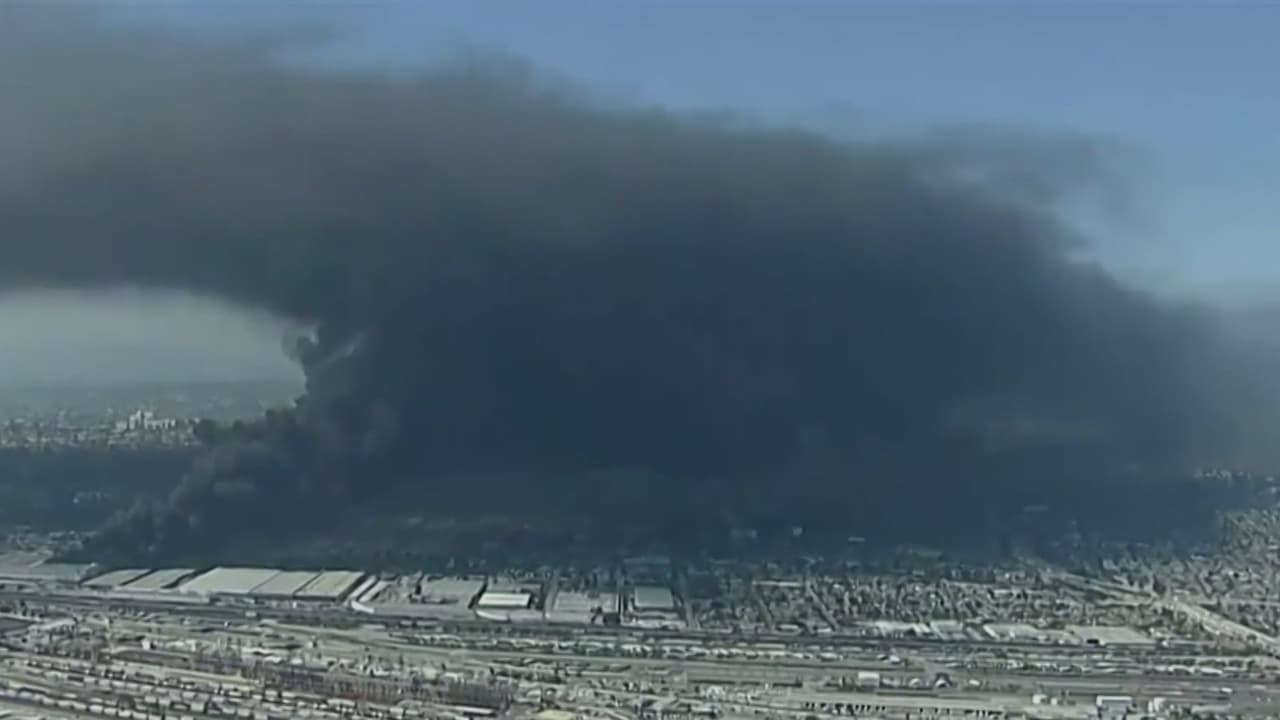Humo tóxico por incendio afecta a miles de personas en Boyle Heights, Los Ángeles