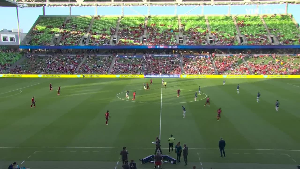 Arranca el partido y la pelota está en juego.