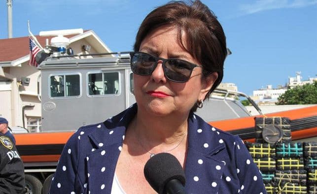 Un hombre armado con bombas caseras tipo ‘molotov’ provocó la madrugada del sábado un incendio en una empresa en Salinas y agredió a un agente de la Policía que se disponía a arrestarlo.