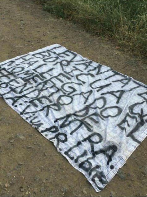 Un hombre armado con bombas caseras tipo ‘molotov’ provocó la madrugada del sábado un incendio en una empresa en Salinas y agredió a un agente de la Policía que se disponía a arrestarlo.