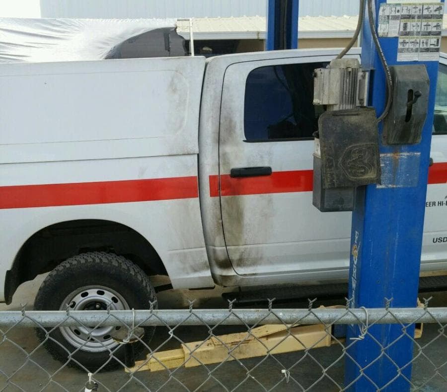 Un hombre armado con bombas caseras tipo ‘molotov’ provocó la madrugada del sábado un incendio en una empresa en Salinas y agredió a un agente de la Policía que se disponía a arrestarlo.