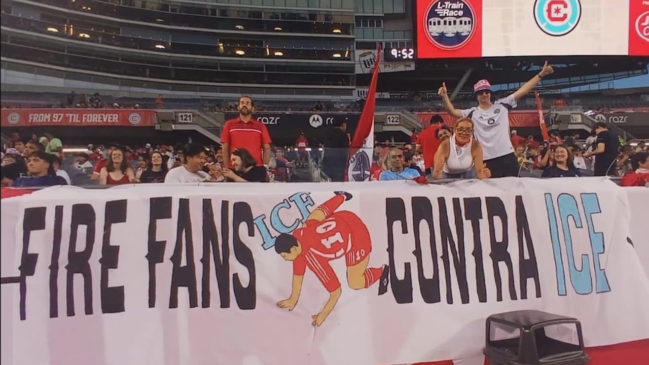Aficionados del Chicago Fire muestran pancarta contra ICE durante un partido y la MLS los castiga