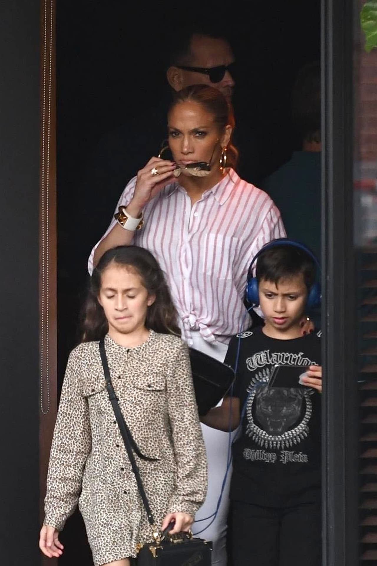 "Y es difícil, porque
<b><a href="https://www.univision.com/entretenimiento/asi-hemos-visto-crecer-a-max-y-emme-los-gemelos-de-jennifer-lopez-y-marc-anthony-fotos" target="_blank">han sido tus bebés todo ese tiempo</a></b>", continuó, "y eso es parte de ser padre".
<br>