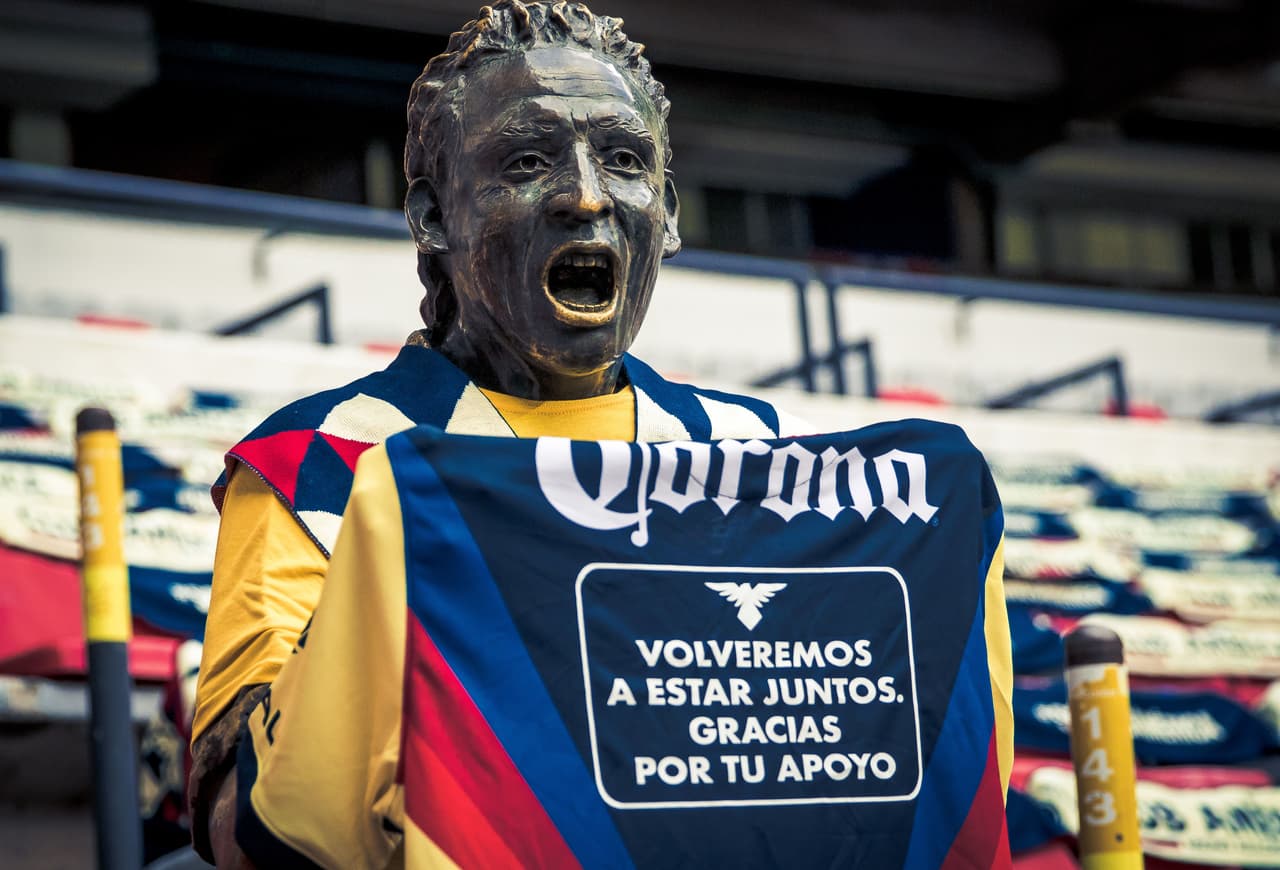 América realiza un homenaje a sus aficionados con bufandas, lonas y playeras en las gradas del Estadio Azteca con la leyenda: "Volveremos a estar juntos. Gracias por tu apoyo".