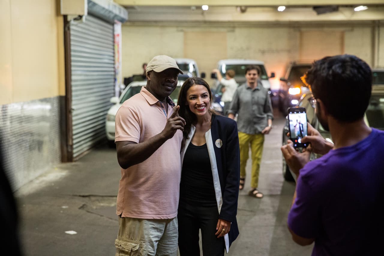Alexandria Ocasio-Cortez no tenía nada que ver con la política, al menos no con la política partidista. Era una joven activista que promovió causas comunitarias y que fue voluntaria de campañas.
<br>