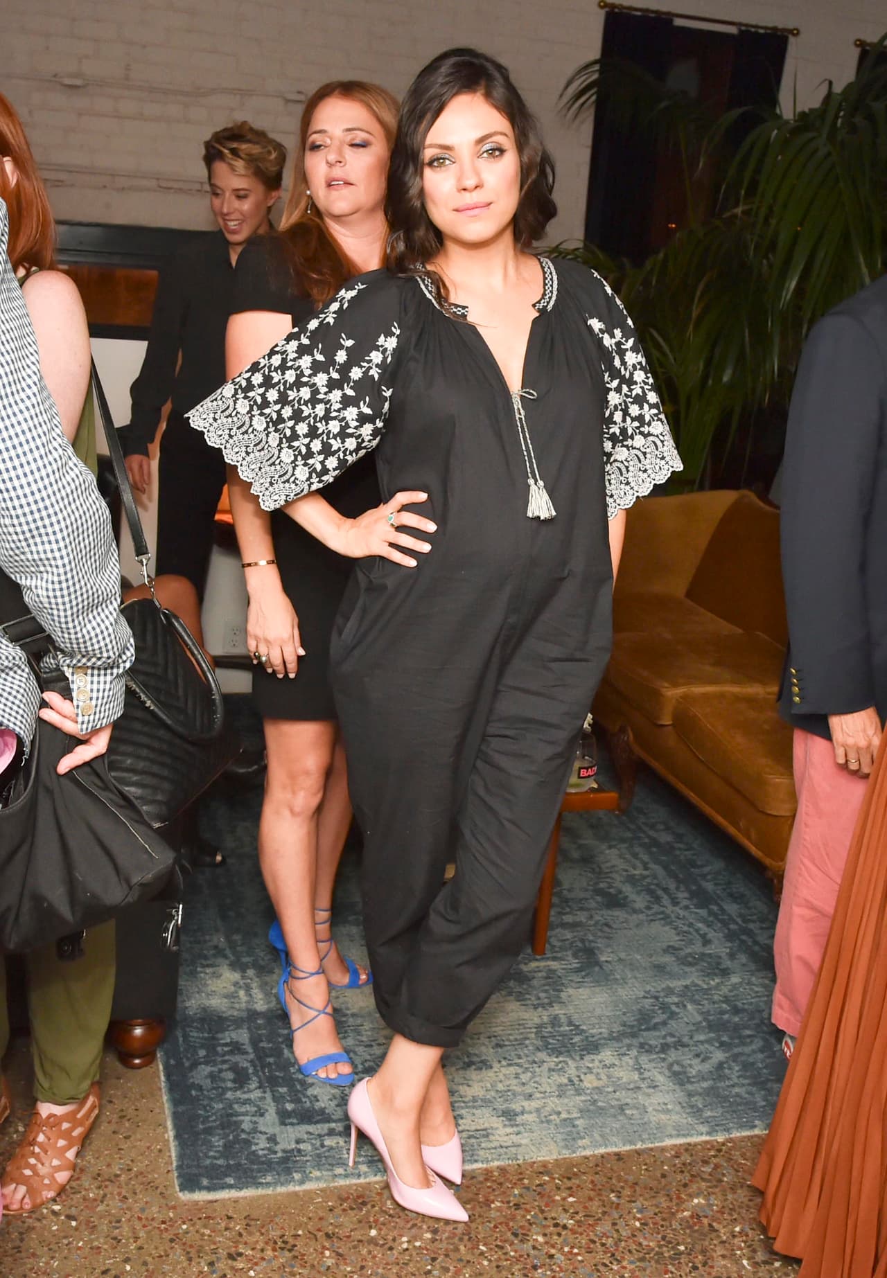 Mila Kunis le contesta a los que la critican por amamantar en público