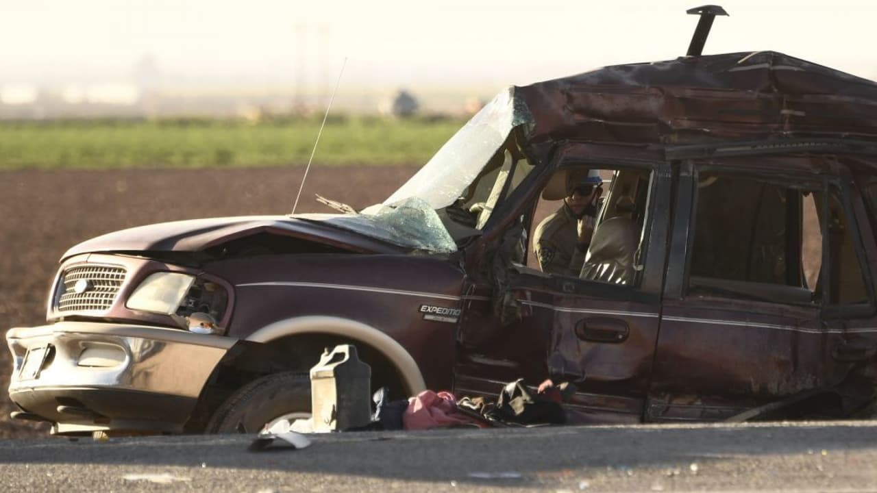 Las autoridades de California y los consulados de México y Guatemala trabajan en conjunto para identificar a las 13 personas que murieron el pasado 2 de marzo, en 
<a href="https://www.univision.com/local/los-angeles-kmex/13-muertos-multiples-heridos-tras-choque-mortal-en-california-fotos">mortal choque</a> en la zona fronteriza del sur de 
<a href="https://www.univision.com/temas/california">California</a>.