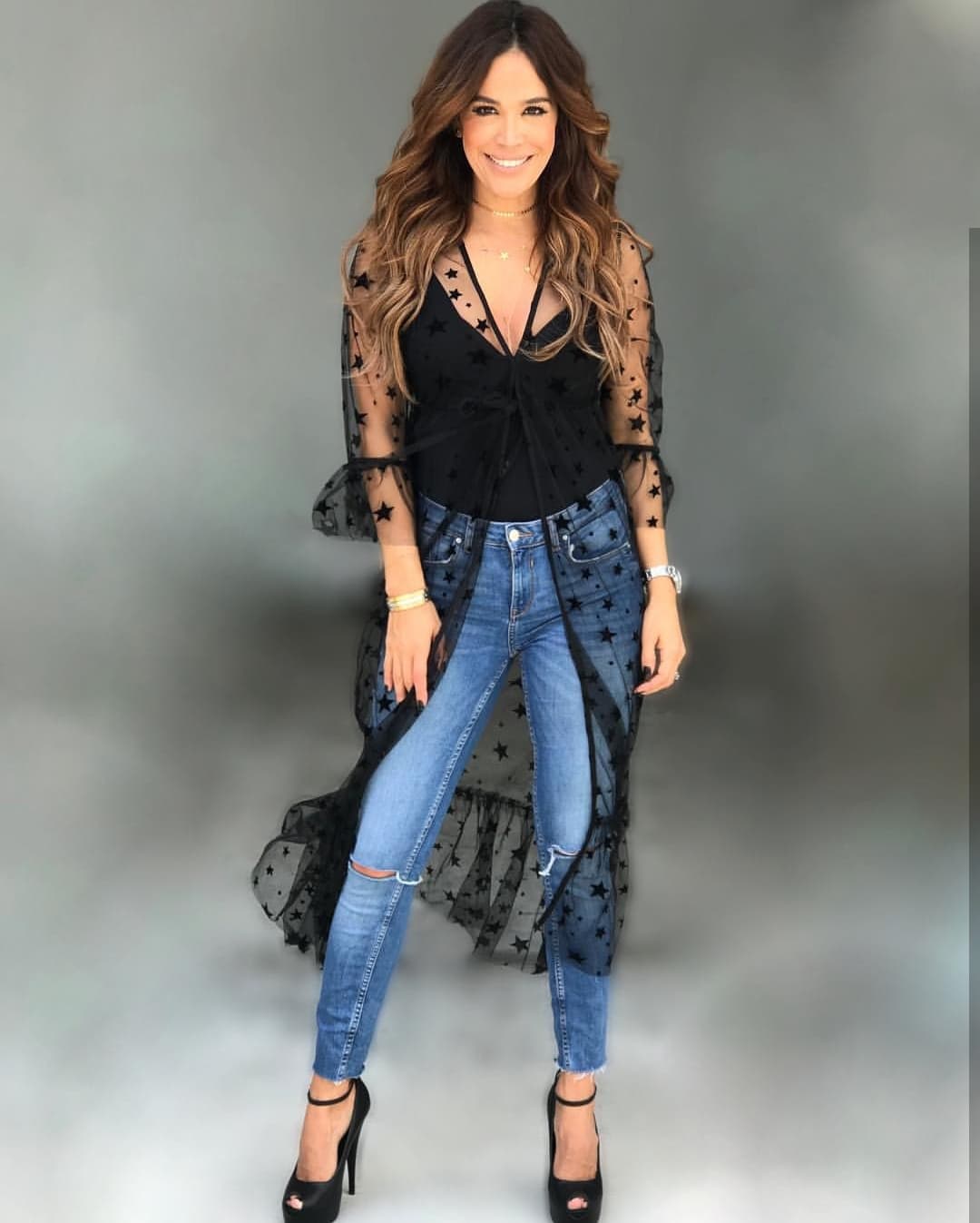 La conductora mexicana aquí lucía una melena larga y un degradado de la parte media a las puntas. Karla confía en las manos mágicas de su mamá para probar diferentes cortes y peinados.
<br>