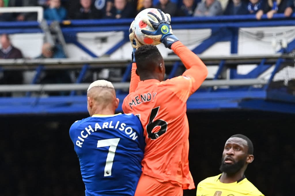 Everton y el Arsenal lograsen triunfos clave en la Premier. Los Toffees vencieron al Chelsea, mientras que los Gunners superaron al West Ham fuera de casa. Con estos resultados, el Everton se acerca a la salvación y el Arsenal se mete en puestos de Champions.