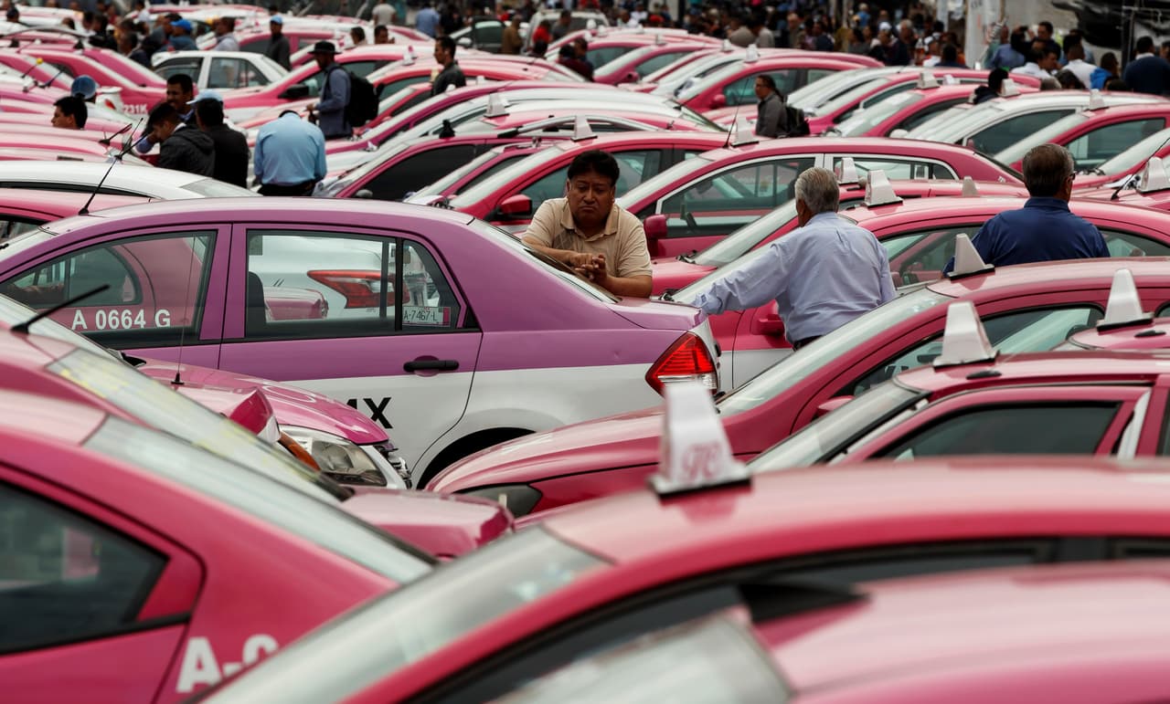 El espacio central de esta emblemática plaza de la capital mexicana amaneció repleta de taxis y autobuses.
<br>