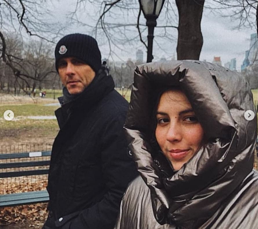 La describe como "mi niña de los ojos oscuros y pequitas en la nariz". 
<br>