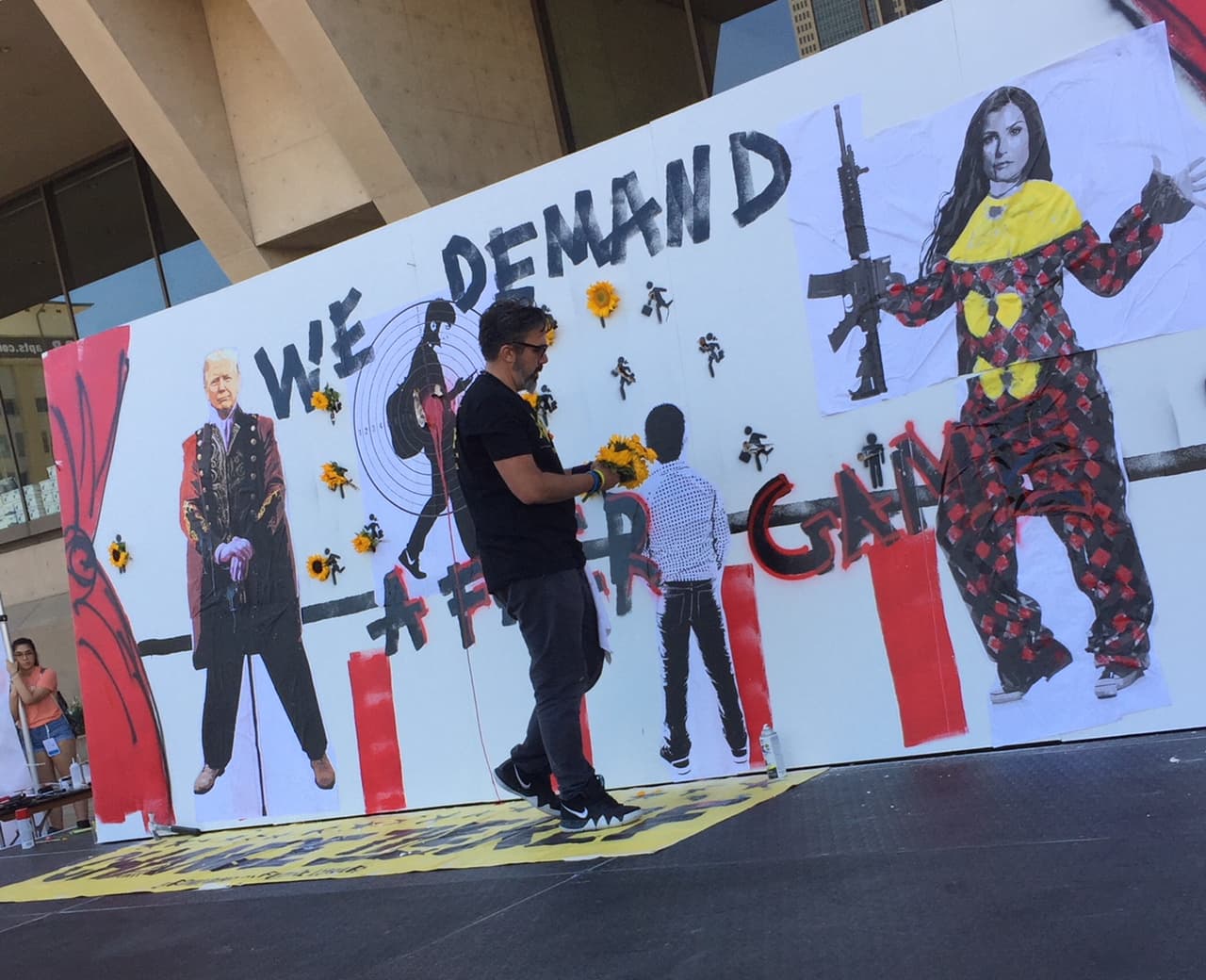 A través del arte, Manuel Oliver busca impactar y llamar la atención sobre el dolor que causa la violencia ocasionada con armas de fuego, tras perder a su hijo en la masacre de Parkland, Florida.