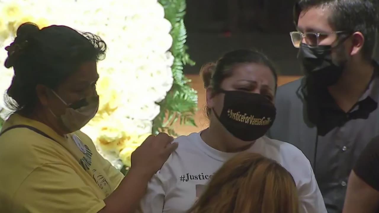 Entre lágrimas, madre de Vanessa Guillén recibe condolencias de sus familiares y amigos