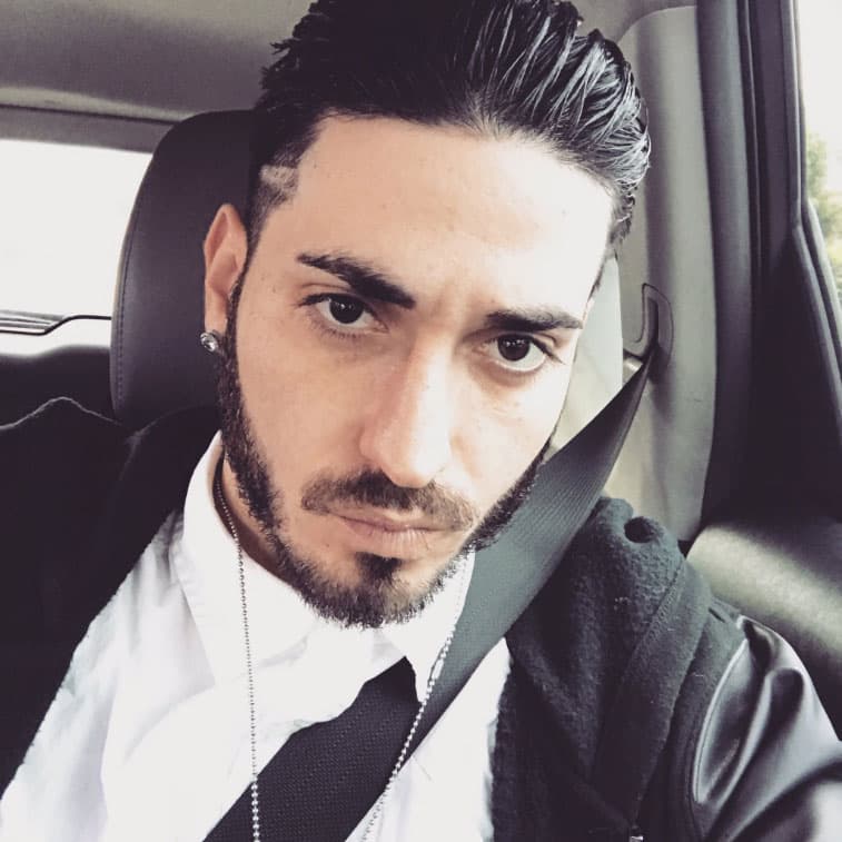 Los duros señalamientos y fuertes problemas entre padre e hijo comenzaron a hacerse públicos a mediados de junio de 2017. El hijo 
<b><a href="https://www.univision.com/programas/novelas/eduardo-yanez-jr-asegura-que-su-padre-es-drogadicto-y-golpeador-de-mujeres-fotos#fbb7f23b0000" target="_blank">acusó a su padre en Twitter</a></b> de “racista”, "drogadicto" y que "abusa de las mujeres”.