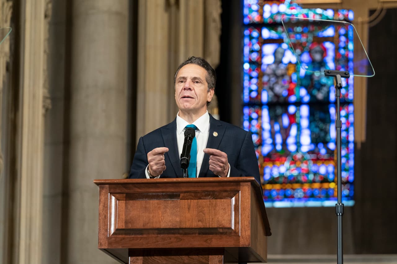 "Creo que es con alivio universal que el 2020 ha llegado a su fin y digo 'amén'", dijo el Gobernador Cuomo. "Ahora nos dirigimos al 2021 con un renovado sentido de optimismo".