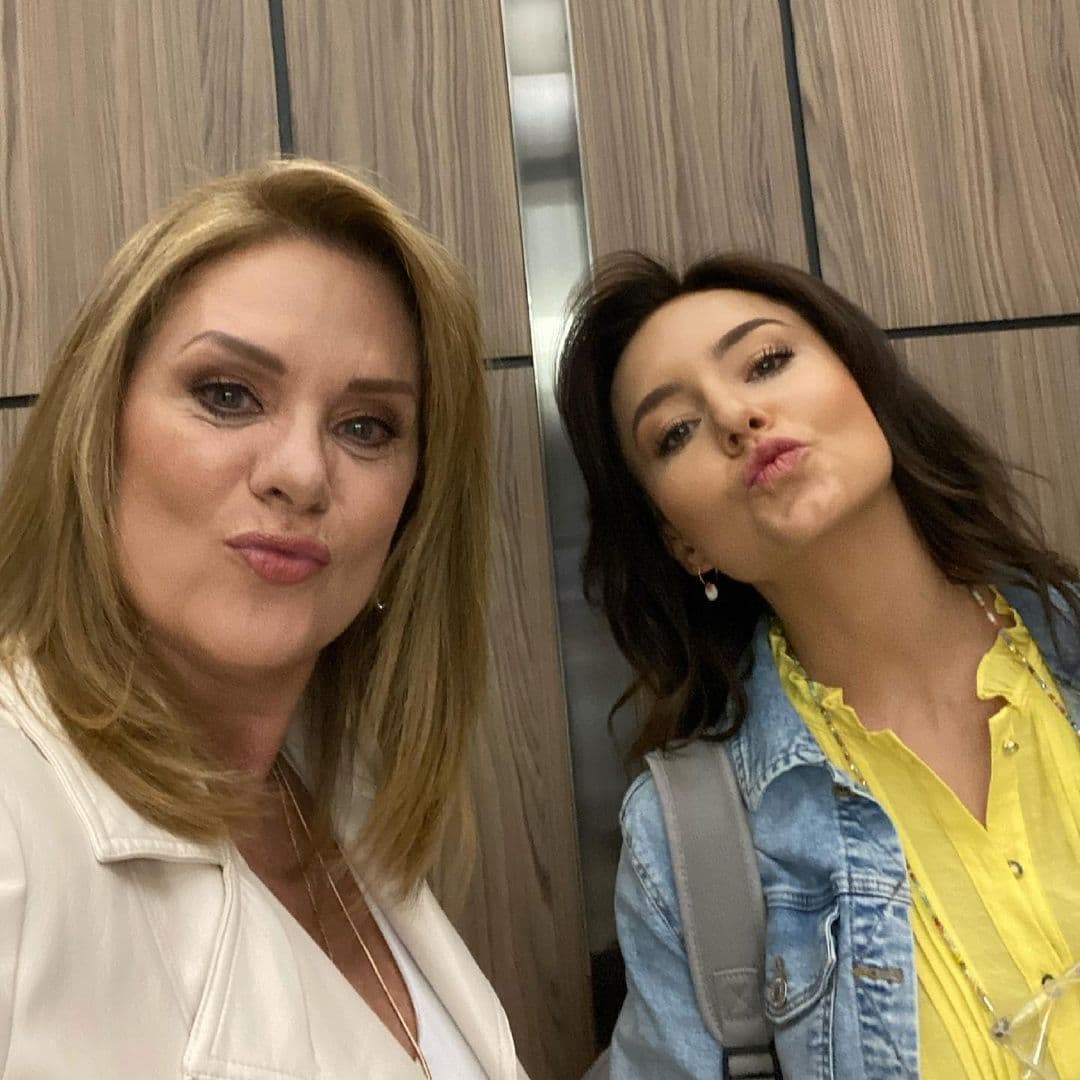 "Ella es encantadora, una chava superprofesional, tiene claro su trabajo, 
<b>sabe que es una estrella, entonces, pone orden</b>, es muy disciplinada", expresó.