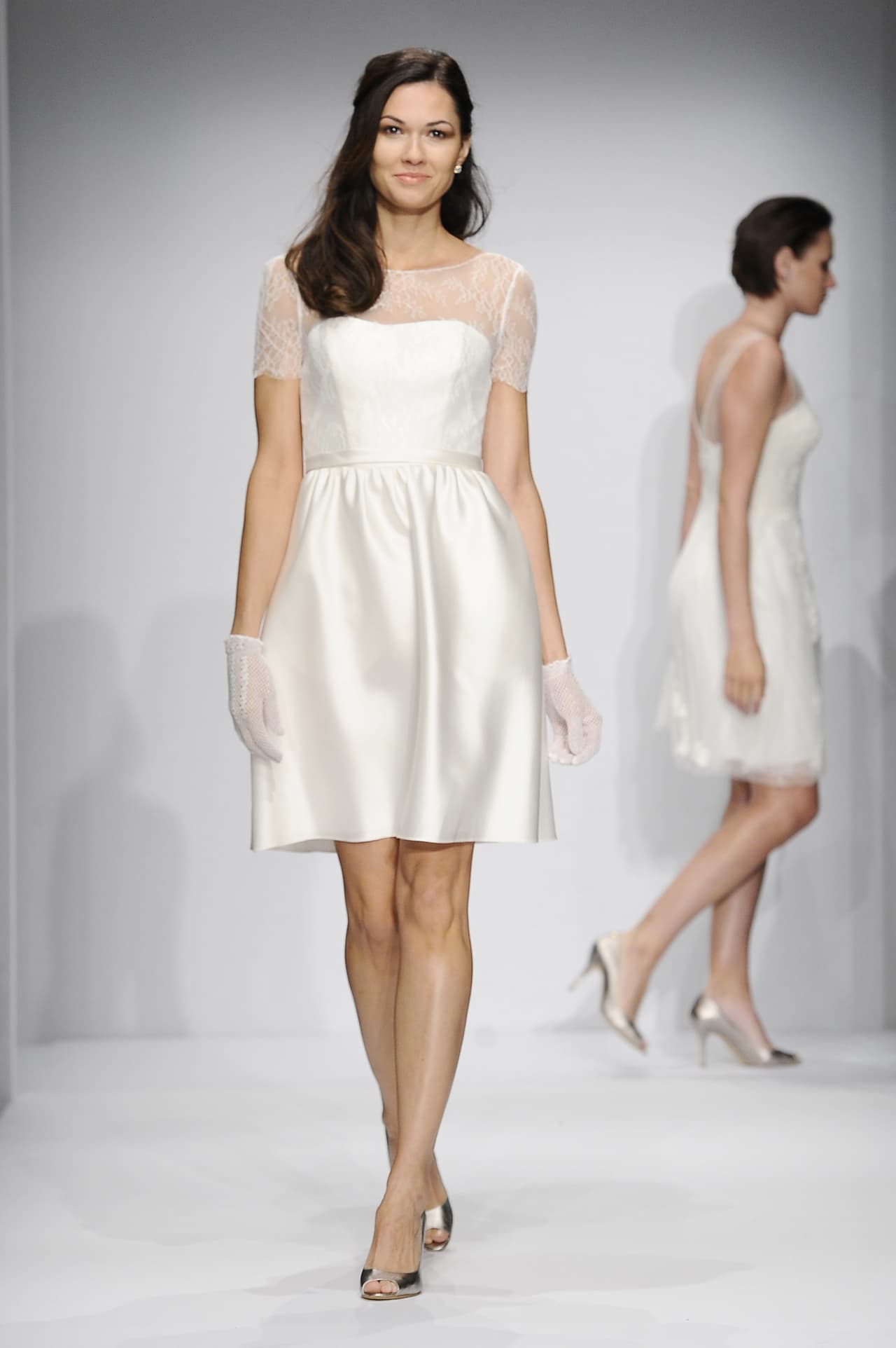 A tus pies. El calzado es una pieza clave para sentirnos cómodas en nuestra boda. Procura elegir uno que sea confortable, además de elegante. Siguen marcando tendencia las plataformas en dorado o plata.