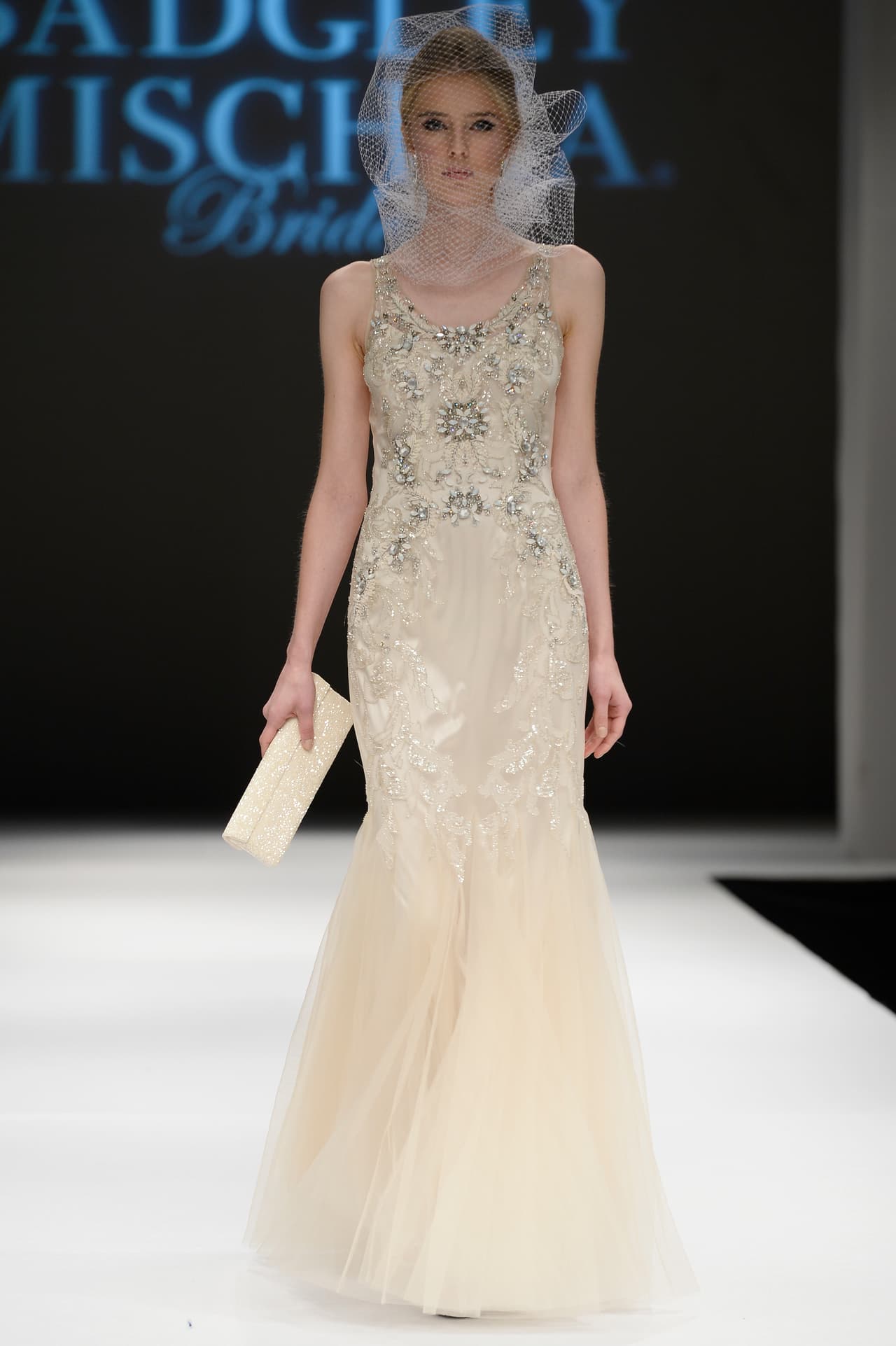 Las plumas en colores claros y el tul también están a la moda, tanto para la cabeza como para detalles en el vestido.