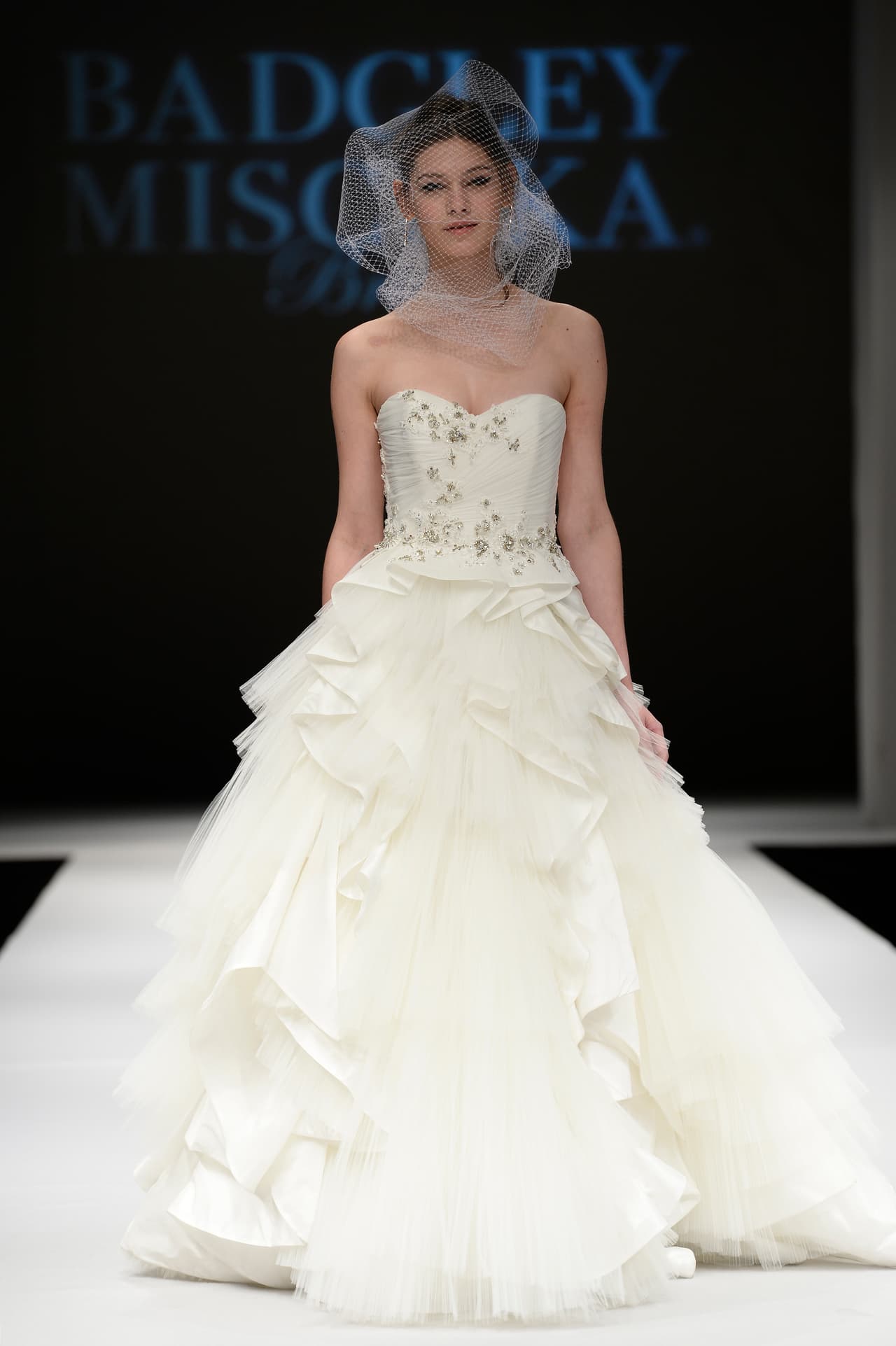 La novia clásica. Si tu estilo es más tradicional, en 2016 puedes lucir faldas voluminosas, con capas de tul, o vestidos con cauda y de corte imperio.