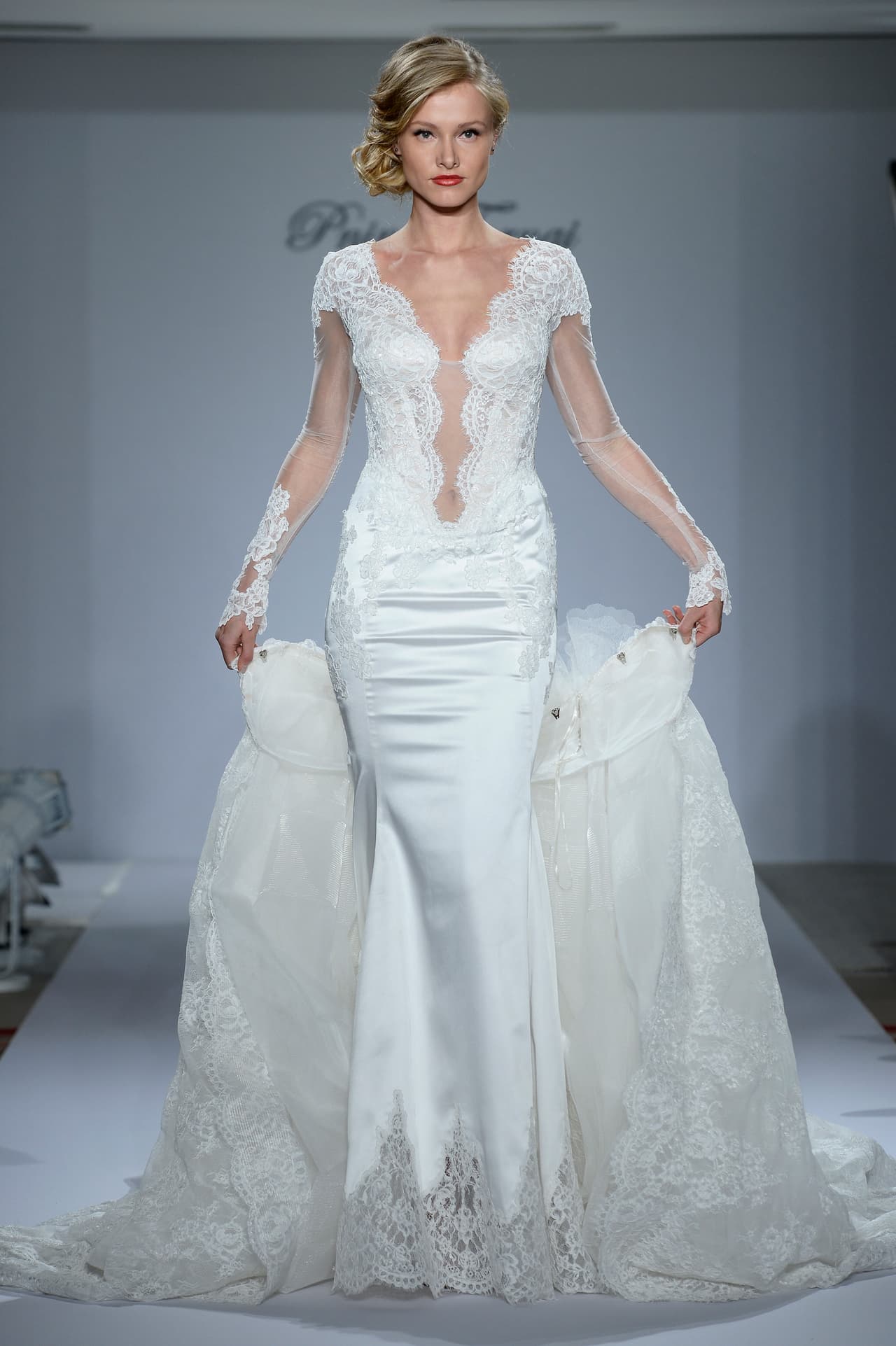 Súper escotadas. ¿Quién dijo que las novias debían esconder sus atributos? Si te casas en 2016, puedes animarte a un ‘look sexy’ y ‘chic’ al mismo tiempo.