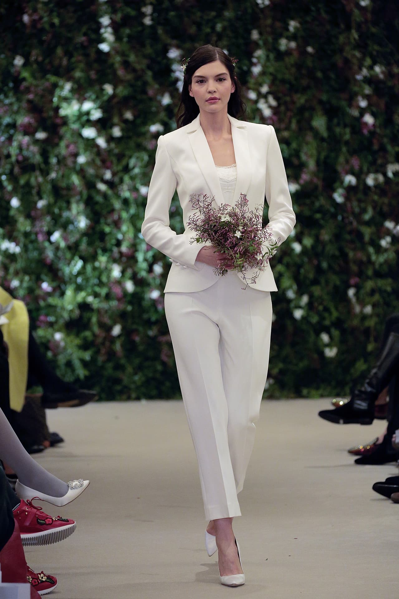 También puedes encontarlos de esmoquin combinado con chaqueta entallada, pantalón pitillo e, incluso, corbata.