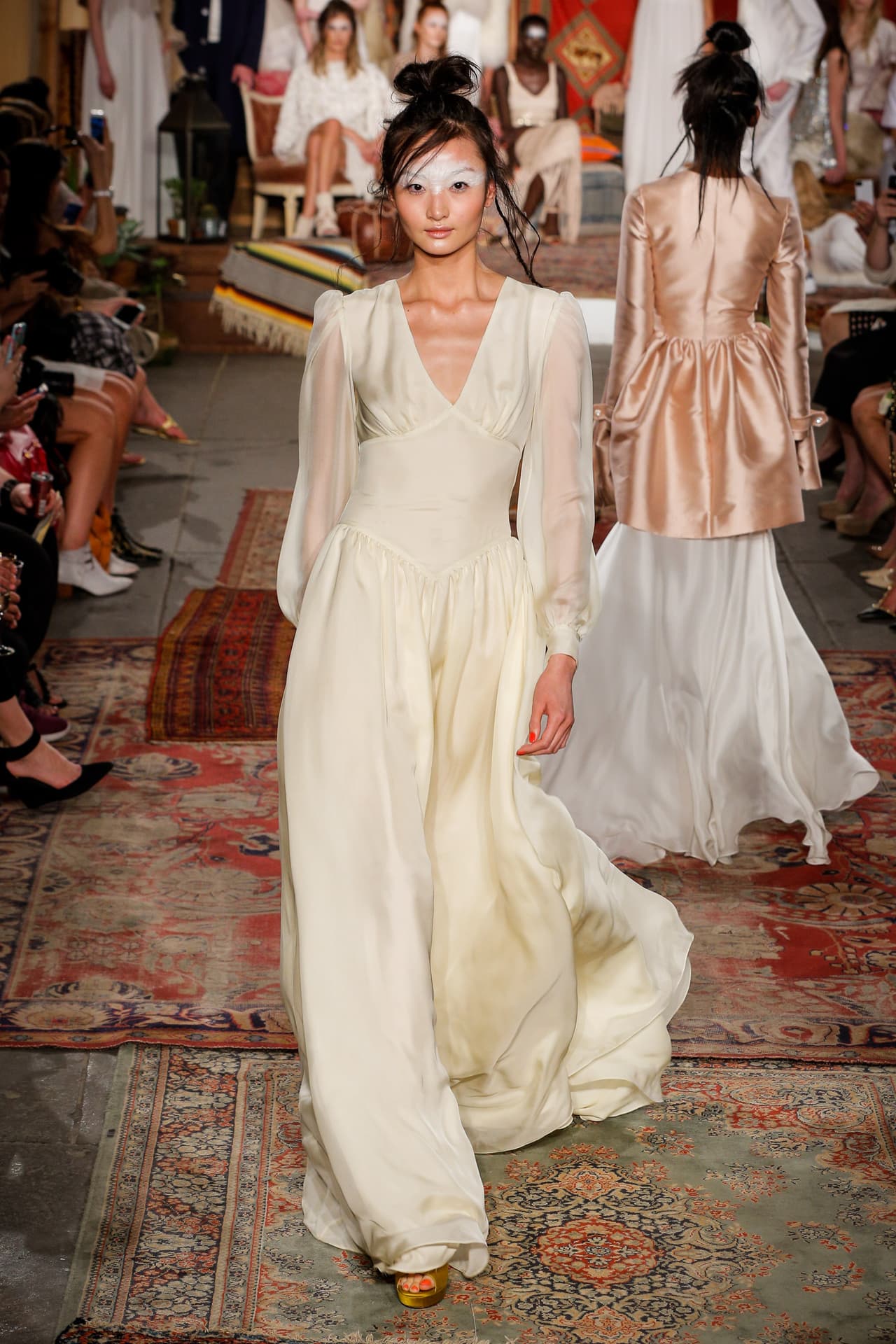 ¡Sí al pantalón! ¿Qué más cómodo que ‘pants’ para el día de tu boda? Olvídate de pisar la cauda de tu vestido, ya que la evolución llega en forma de pantalones en versiones amplias,